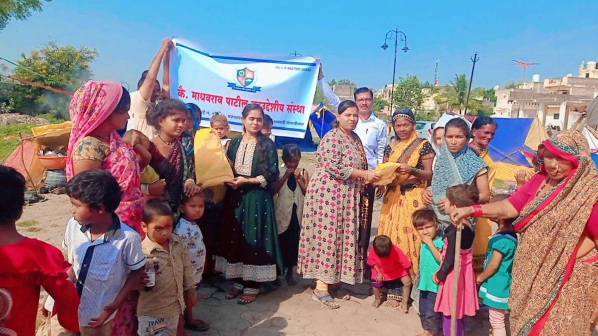 दिवाळी निमित्त मोफत कपडे आणि फराळ वाटप उपक्रम एक हात मदतीचा