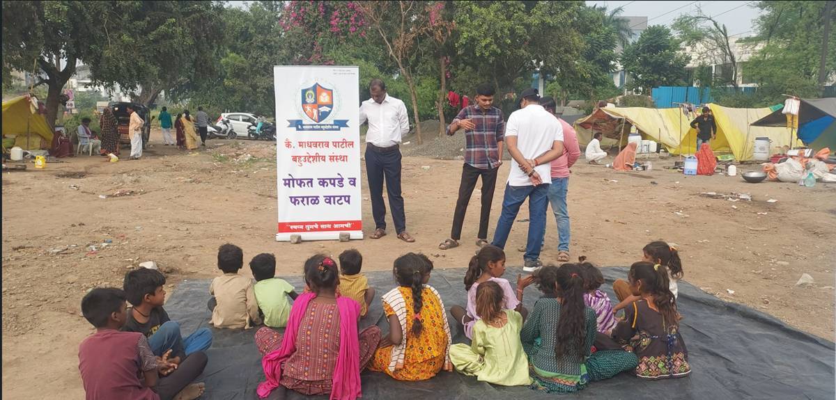 पोतदार लोकांच्या कुटूंबाना दिवाळी निमित्त मोफत कपडे आणि फराळ वाटप उपक्रम " एक हात मदतीचा "