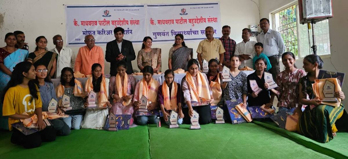 विद्यार्थाना मोफत शैक्षणिक साहित्य वाटप